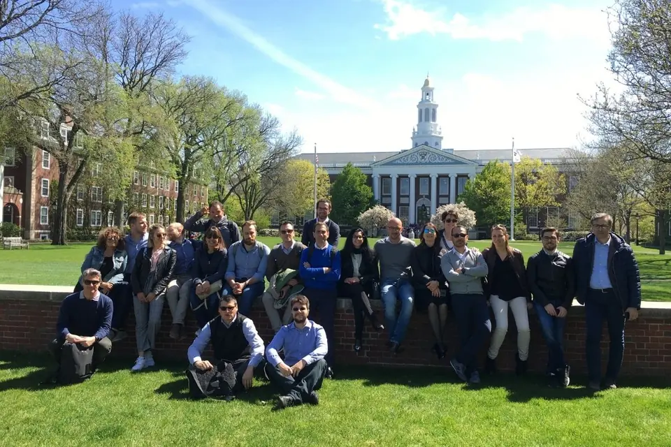 Una classe di corsisti in posa sul prato di un campus durante il viaggio a Boston