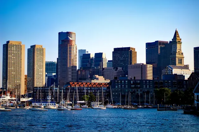 Lo skyline di Boston visto dall'acqua del porto, con le barche ormeggiate
